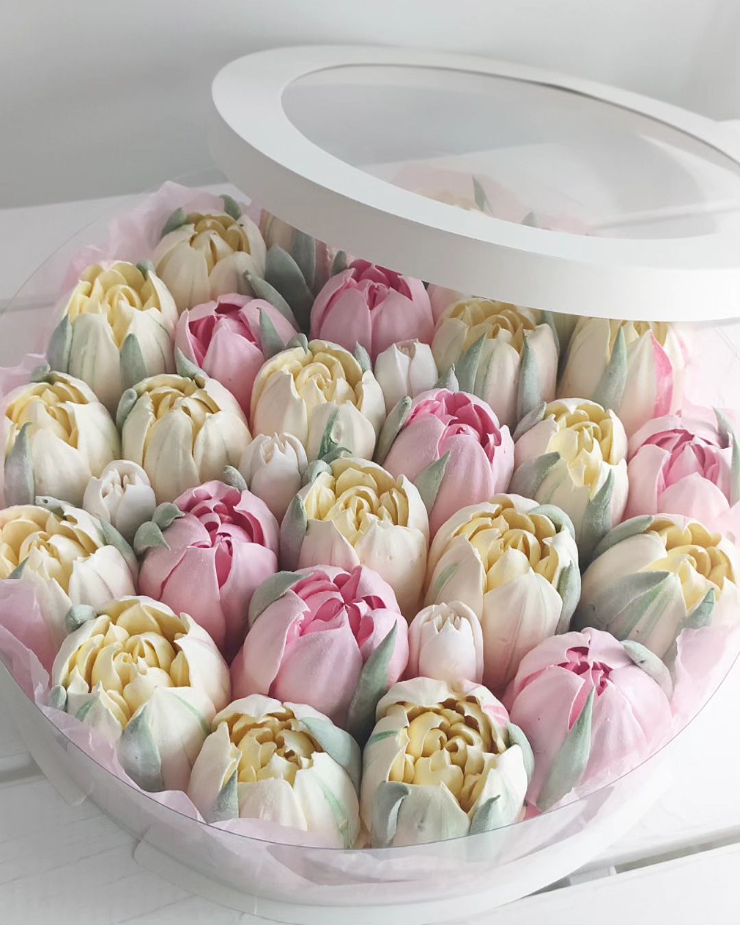 Tulips in a round box 25cm