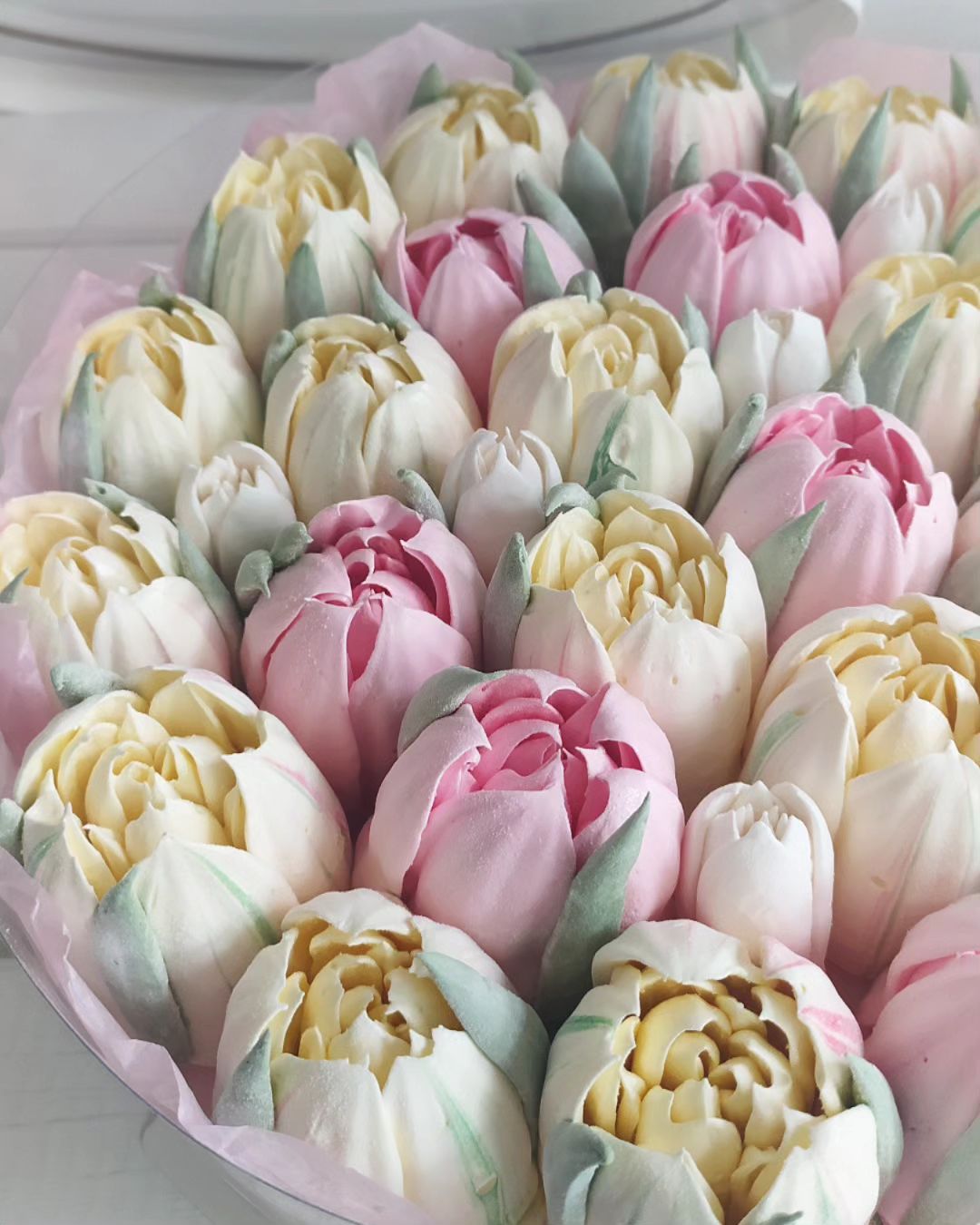 Tulips in a round box 25cm
