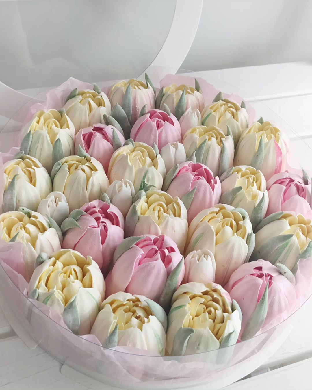 Tulips in a round box 25cm