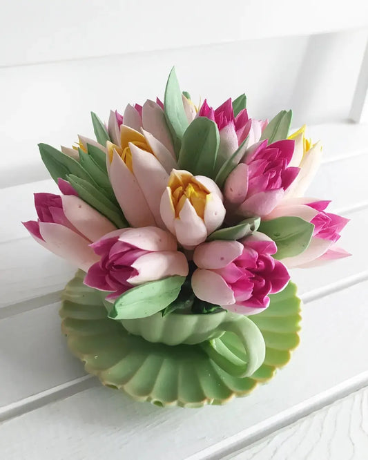 Czekoladowa filiżanka z tulipanami